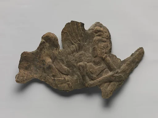 石雕飛天伎楽像（殘片）|Flying celestial (apsara) fragment