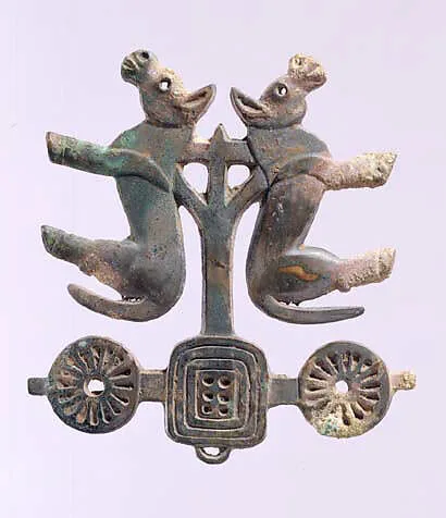 牛車紋青銅飾件|Plaque in the Shape of a Chariot — Unknown