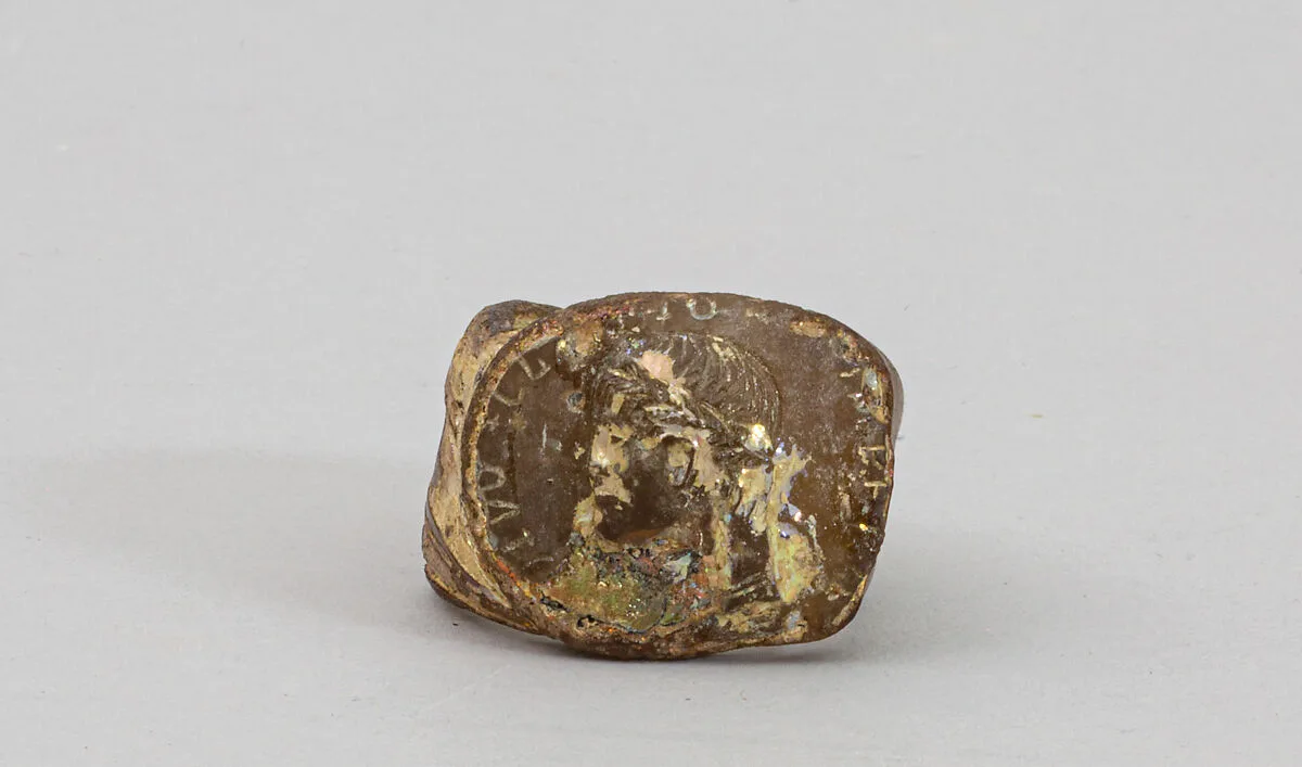 Glass ring — Unknown
