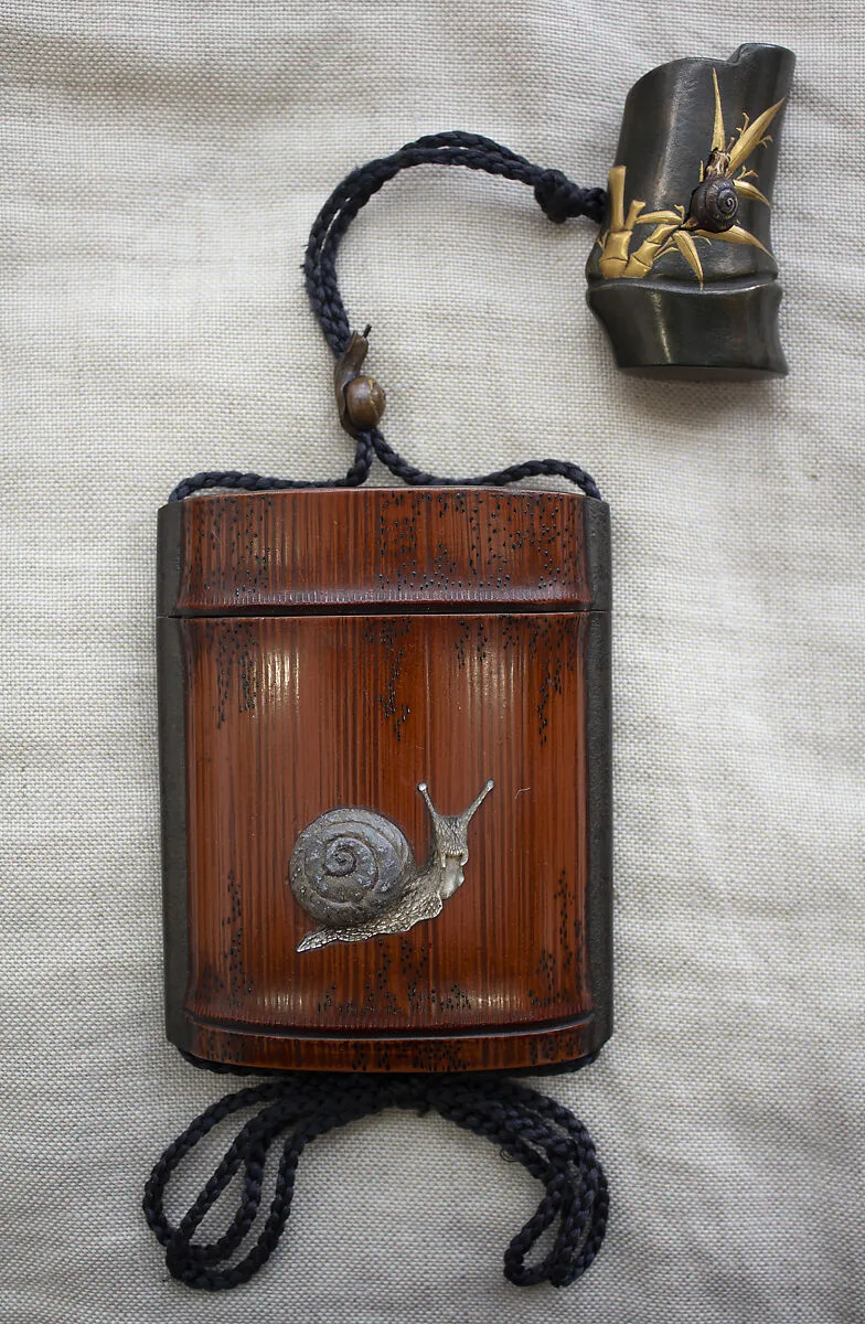竹カタツモリ蒔絵印籠 銘 「眼文」|Inrō with Snail on Bamboo (obverse) and Poem (reverse) — Ganbun