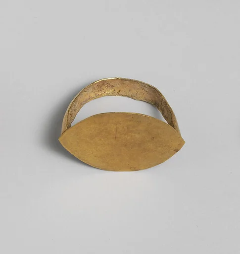Gold ring with elliptical bezel