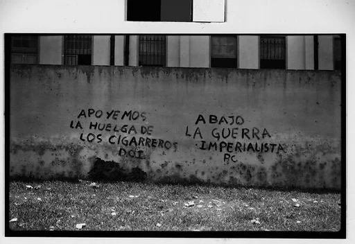 [Wall Writing, Havana: "Apoyemos // La Huelga de // Los Cigarreros // D.O.I", "Abajo // La Guerra // Imperialista // P.C."]