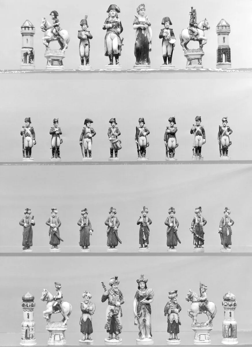 Chessmen (32) and box — Unknown