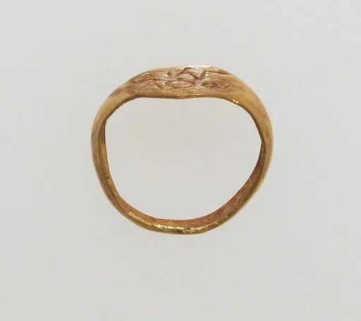 Gold ring with inscribed bezel