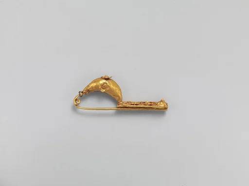 Gold sanguisuga-type fibula (safety pin)