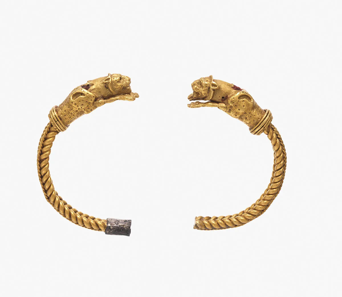 Bracelet with terminals in form of lion foreparts — Unknown