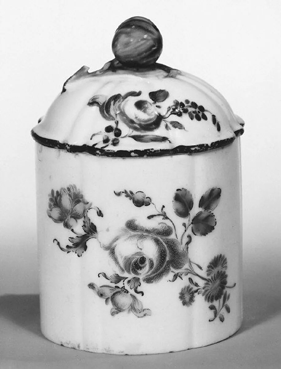 Toilet jar with cover — Mennecy