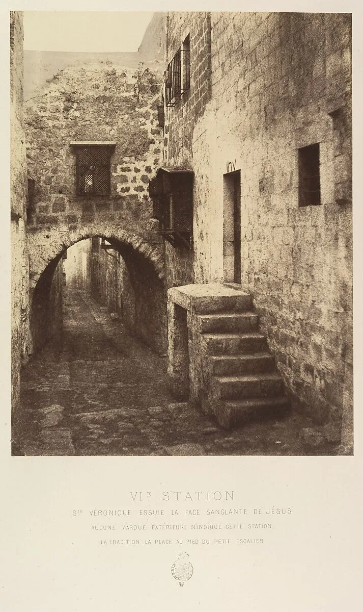 VIe Station. Ste Véronique essuie la face sanglante de Jésus. Aucune marque extérieure n'indique cette station. La tradition la place au pied du petit escalier — Louis de Clercq|H. Jannin|J. Blondeau et Antonin