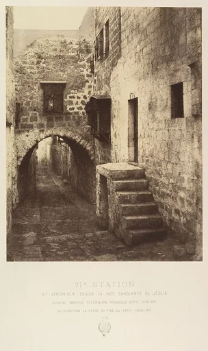 VIe Station. Ste Véronique essuie la face sanglante de Jésus. Aucune marque extérieure n'indique cette station. La tradition la place au pied du petit escalier