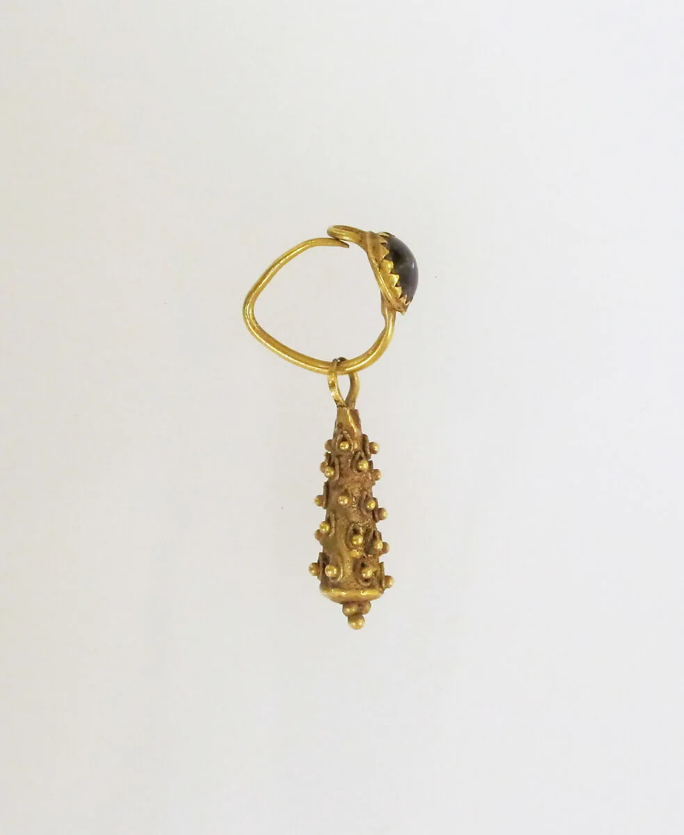 Gold earring with pendant and garnet setting — Unknown
