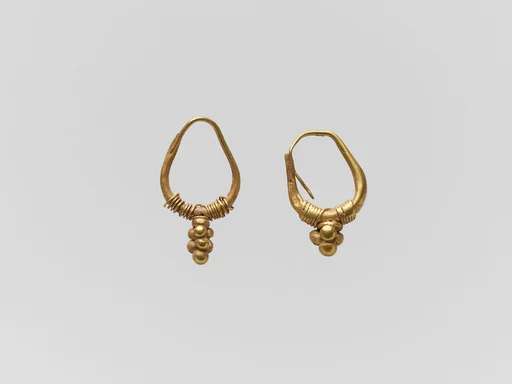 Gold earring with clustered sphere
