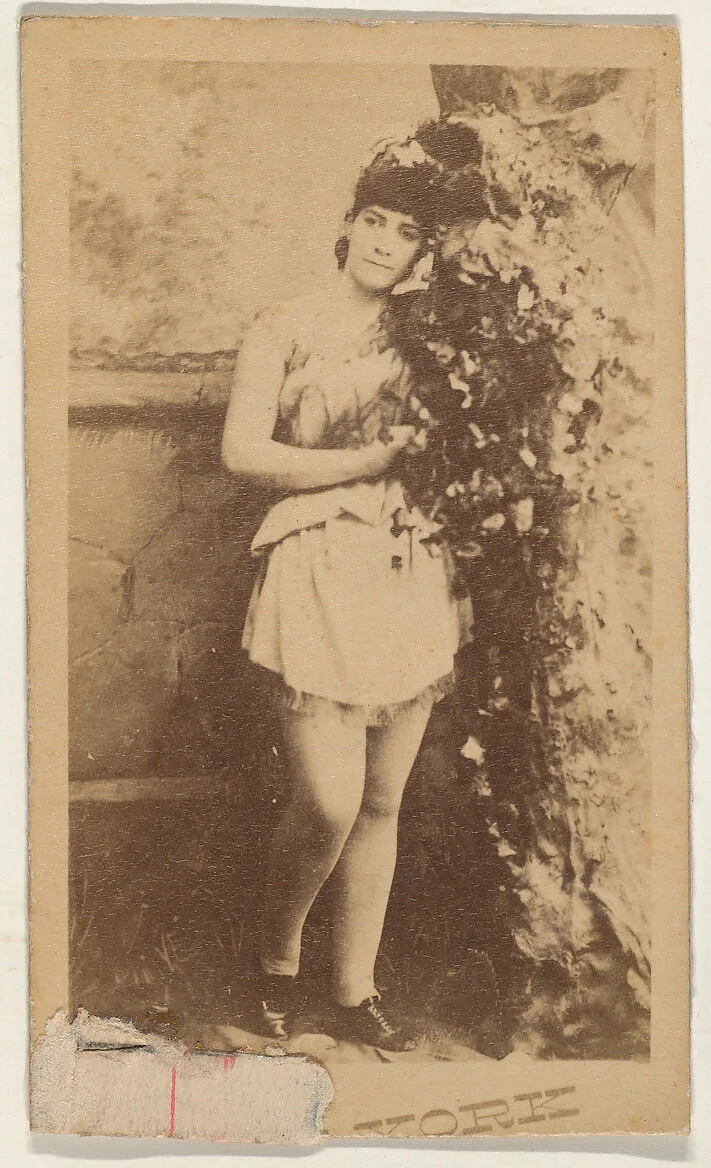 Actress leaning on ivy-covered prop tree, from the series Actresses (N674), promoting New York Dandies — Unknown