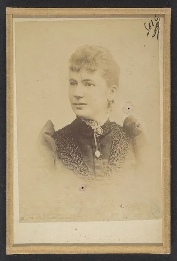 Pelgrom. Elise (femme Schouppe). Deux photographies, dont une légendée: Reprod. faite 22/2/93.