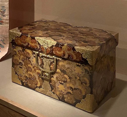 家紋散唐草蒔絵長持|Storage Trunk (Nagamochi) with Family Crests, Pine, and Foliage Pattern