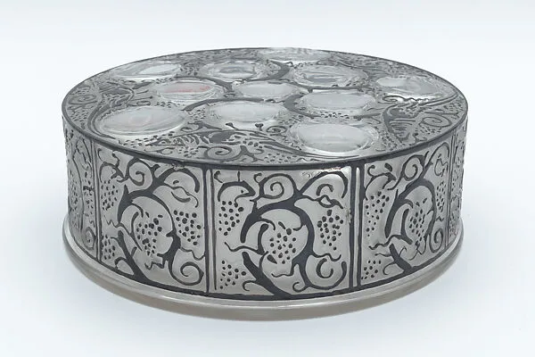 "Roger" or "Pheasants and Cabochons" Box with Cover — René-Jules Lalique