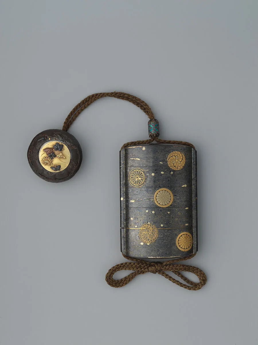 花紋散蒔絵金属印籠|Metal Inrō with Flower Medallions — Unknown