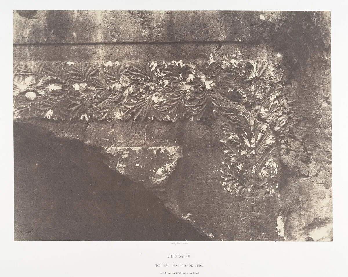 Jérusalem, Tombeau des rois de Juda, Encadrement de feuillages et de fruits — Auguste Salzmann|Imprimerie photographique de Blanquart-Évrard, à Lille