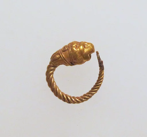 Gold earring with head of a lion