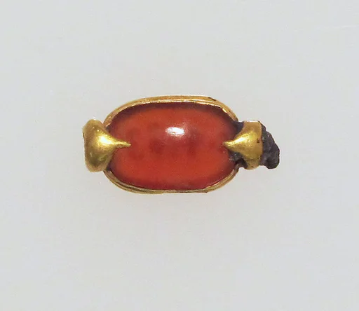 Ring bezel with scaraboid