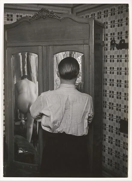 Armoire à glace dans un hôtel de passe, rue Quincampoix — Brassaï