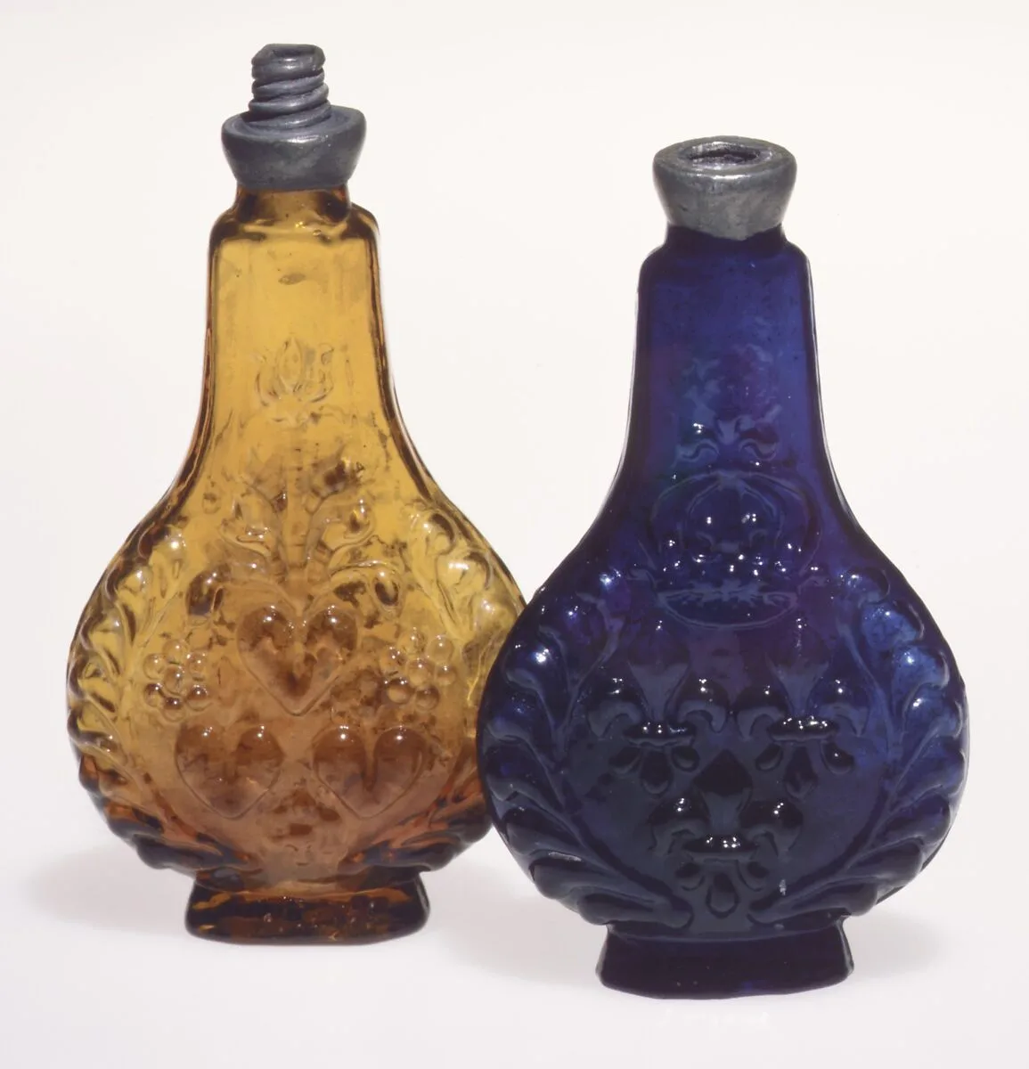 Blue-colored flacon de poche decorated with fleur de lys and hearts — Glasshouse of Bernard Perrot, Verrerie Royale d'Orléans