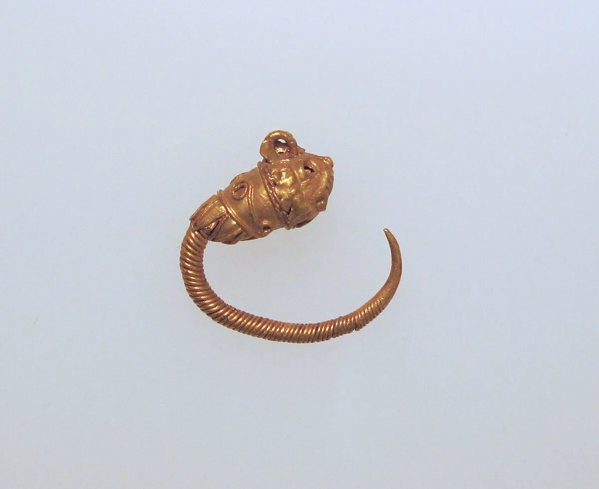 Gold earring with head of a lion — Unknown