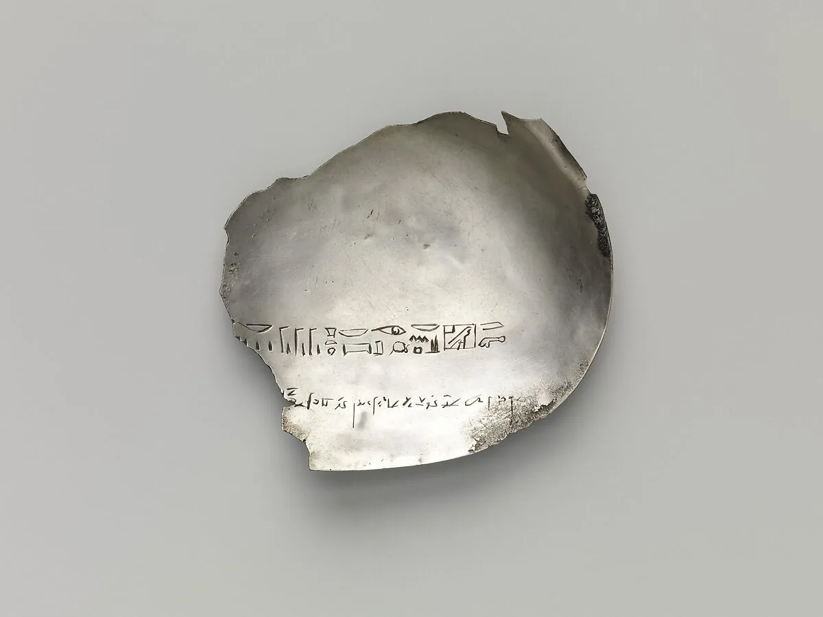 Fragmentary dish with inscription for Hathor from Peteharsomtous — Unknown
