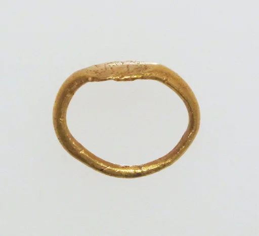 Gold ring with inscribed bezel