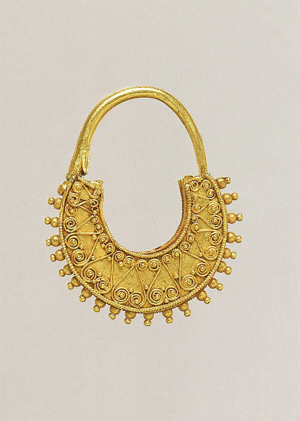 Gold crescent-shaped earring — Unknown