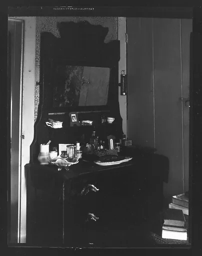 [Dressing Stand]