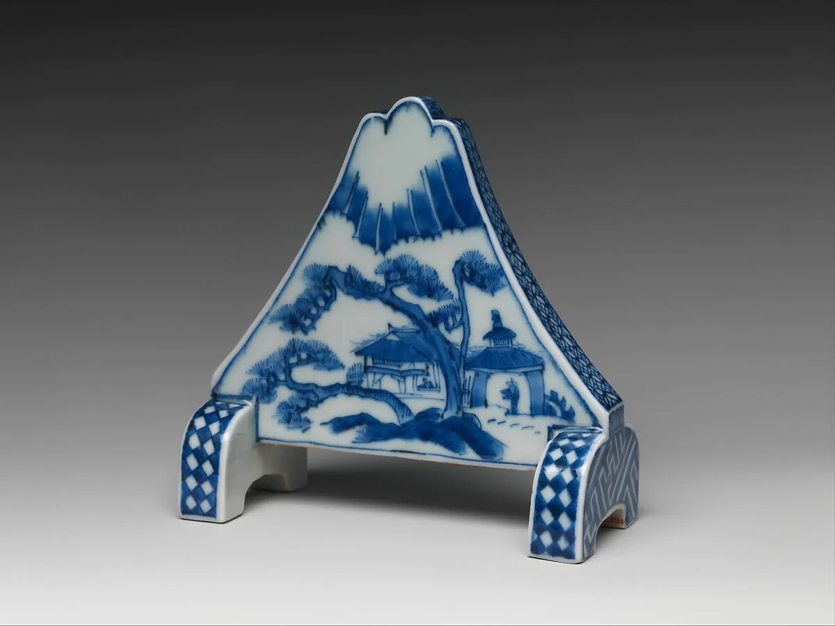 染付富士山形硯屏|“Inkstone-screen” in the Shape of Mount Fuji — Unknown