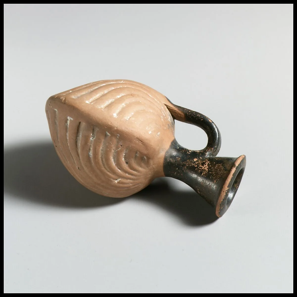 Terracotta vase in the form of two cockle shells — Unknown