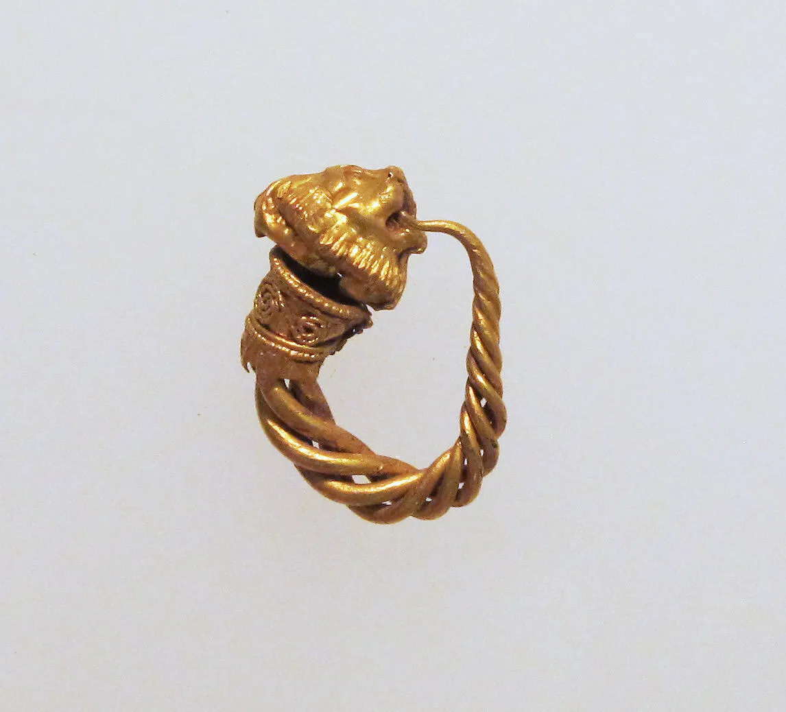 Gold earring with head of a lion — Unknown