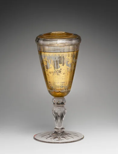 Standing cup with cover