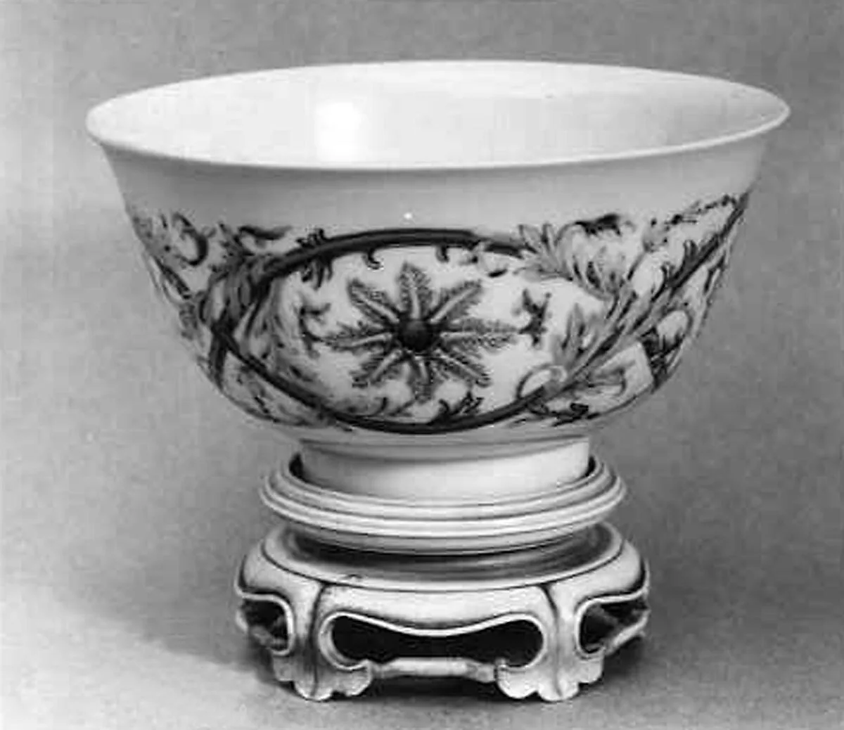清乾隆 景德鎮窯洋彩纏枝花紋碗|Bowl with floral sprays — Unknown