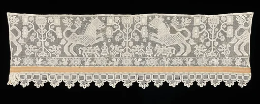 Bed curtain border