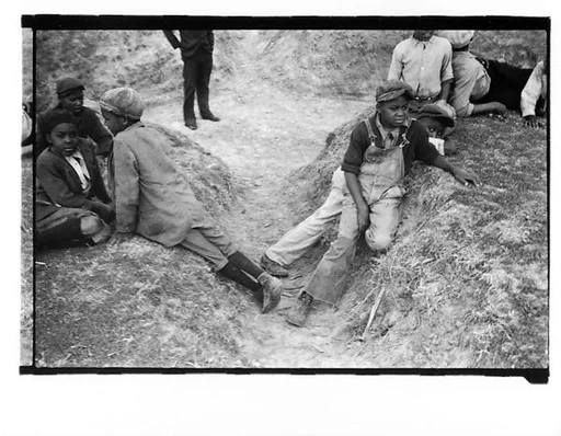 [Children on Levee, New Orleans Vicinity, Louisiana]