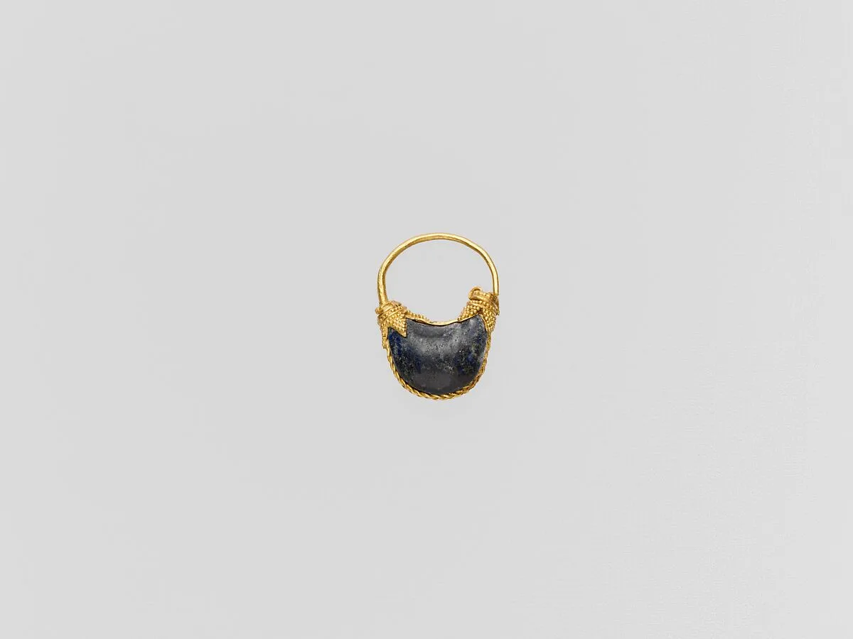 Gold and lapis-lazuli boat-shaped earring — Unknown