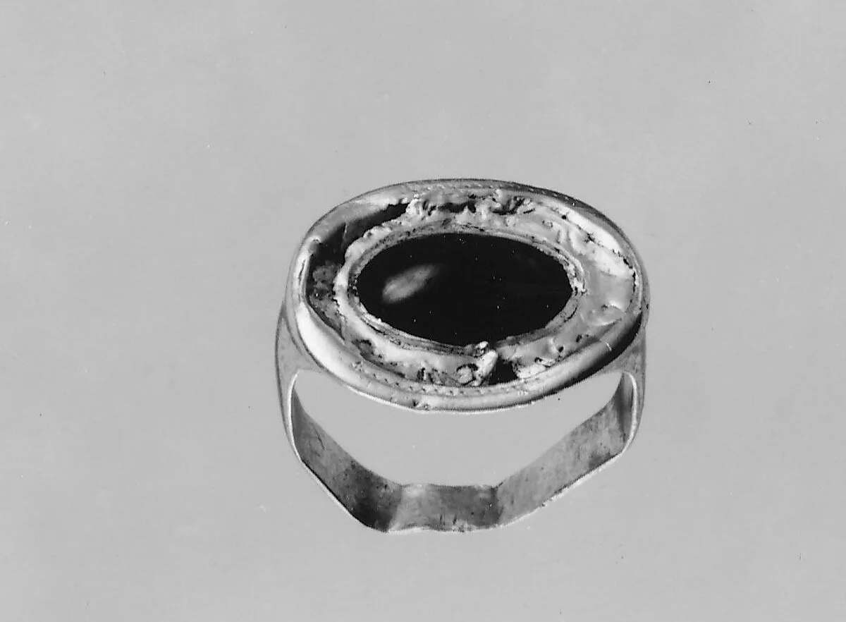 Gold ring with a garnet — Unknown