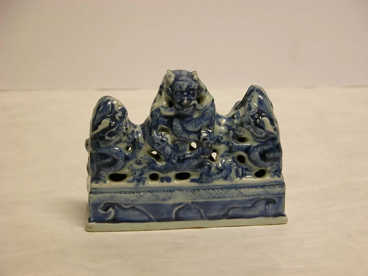 明萬曆 景德鎮窯青花龍紋筆山|Brush Rest — Unknown