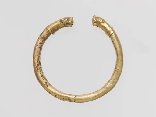 Gold bracelet with finials in the form of feline heads