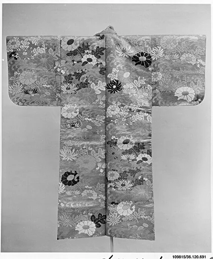 紅地波菊模様唐織|Noh Robe (Karaori) with Chrysanthemums and Waves