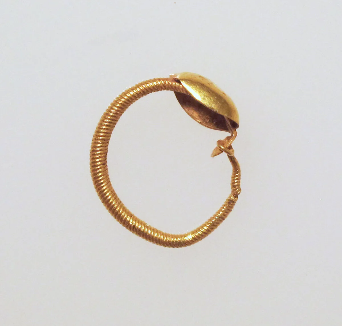 Earring with plain loop and disc — Unknown