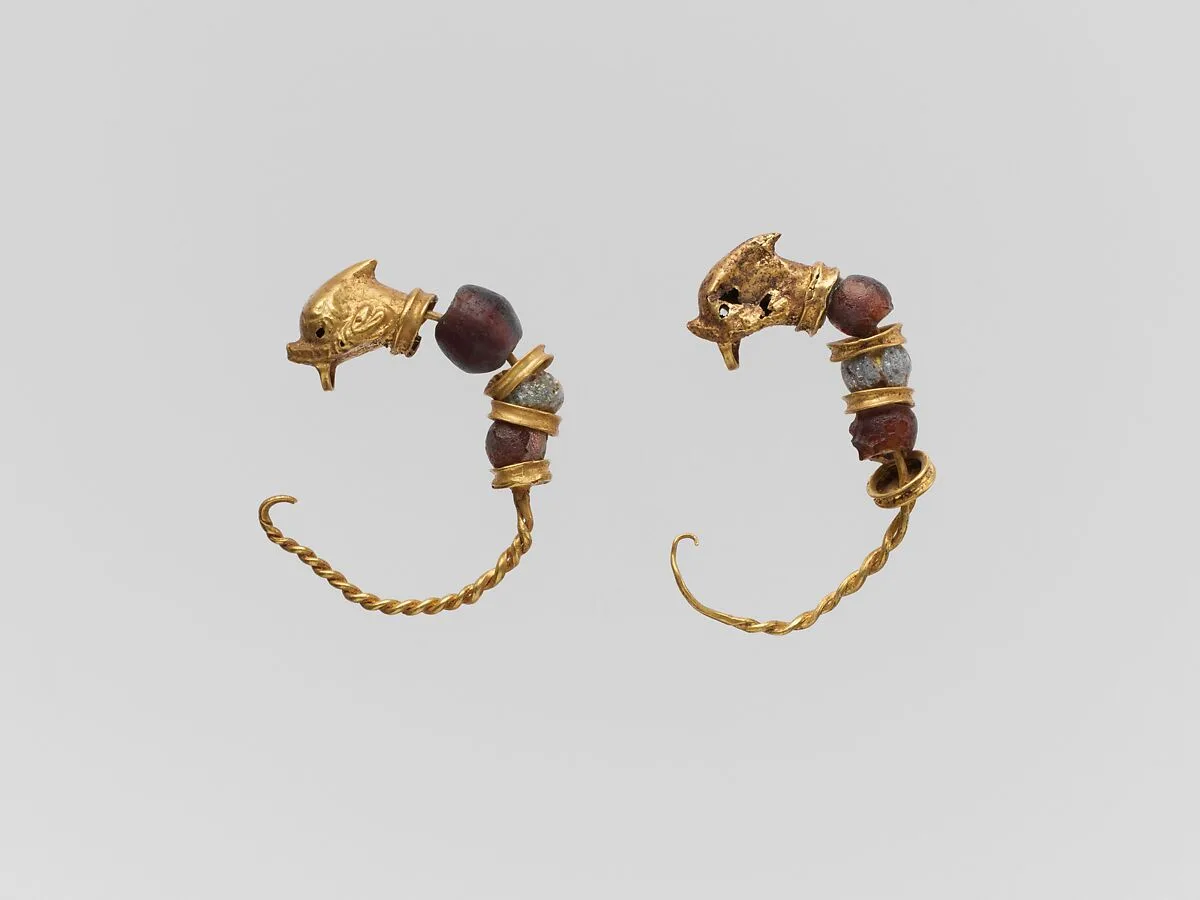 Gold and glass earring with head of a dolphin — Unknown