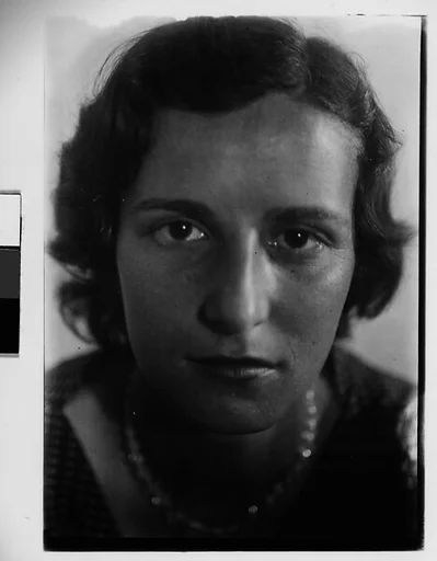 [Unidentified Woman: Dorothy Harvey?]