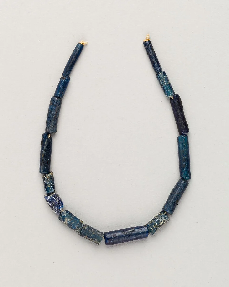 String of 15 bugle beads — Unknown