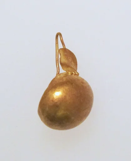 Earring-hook type with discs of thin foil