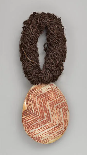 Engraved pearl shell with human hair string — Unknown