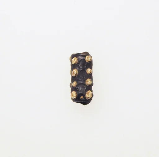 Glass bead with knobs