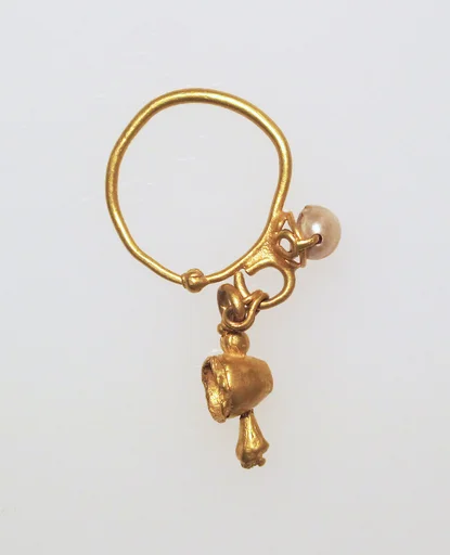 Earring with pendant and pearl setting